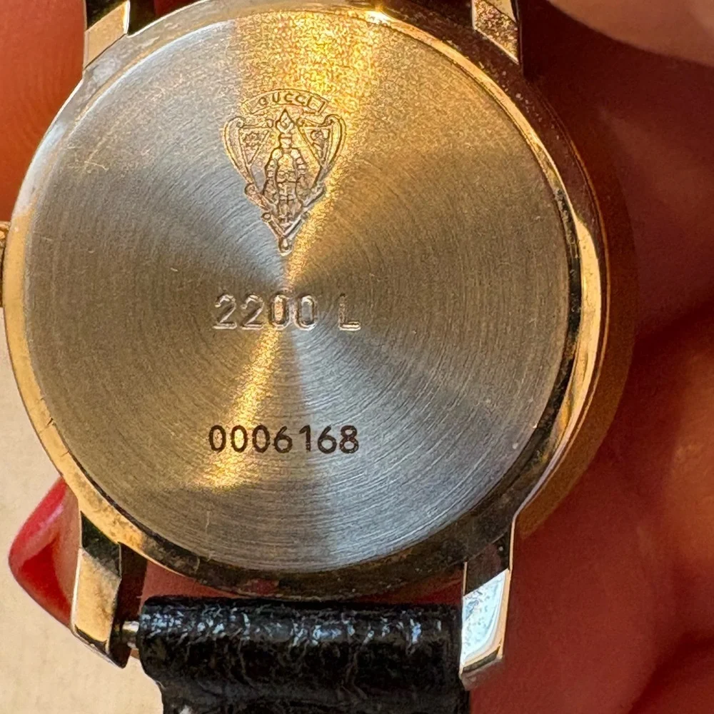 Vintage Gucci Gold and Black Roman Numeral Watch Swiss Made - Picture 7 of 13